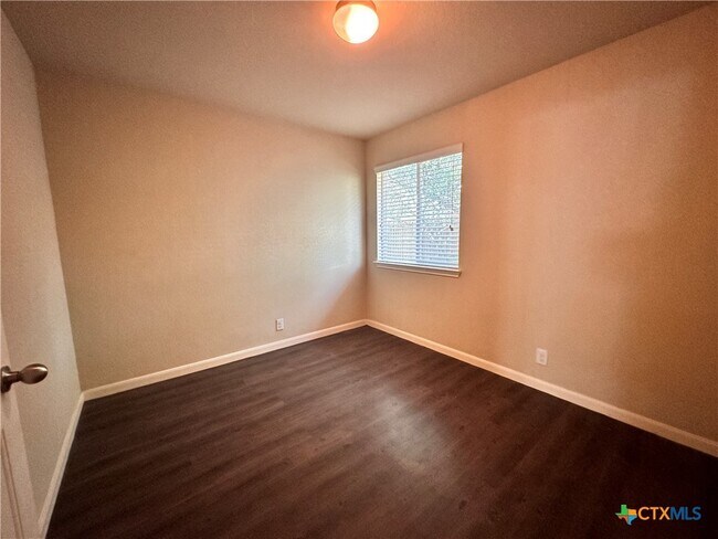 Building Photo - 2020 Meadow View Dr