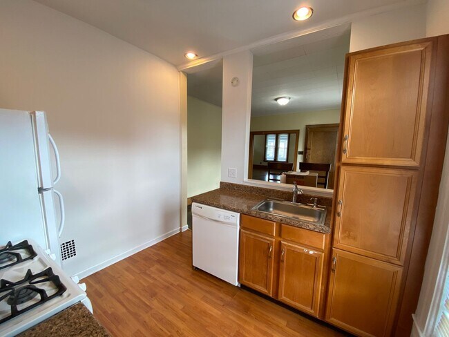 Building Photo - E Woodruff Ave 66-68 RGI