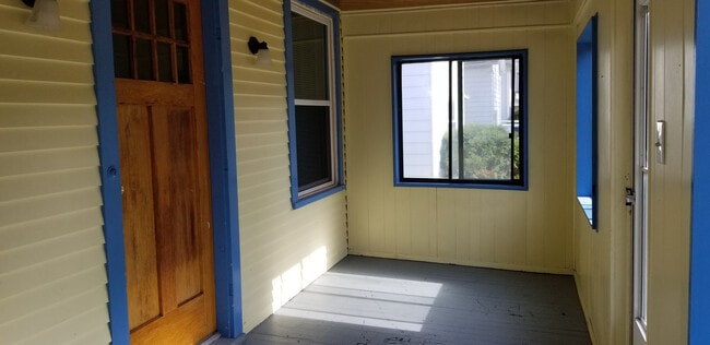 Building Photo - 2 Bedroom Ranch