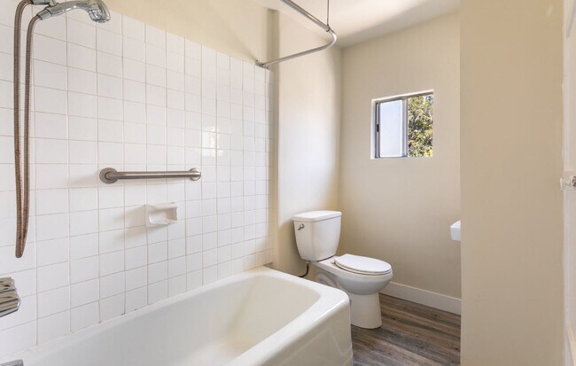 Upstairs Bathroom - 1005 Calzona St