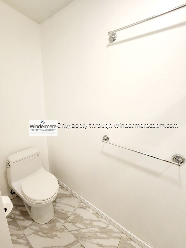 Building Photo - Gorgeous Campus Commons Home Available Now!