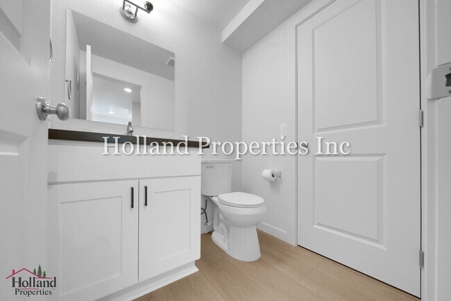 Building Photo - 9055 SW Sagert St