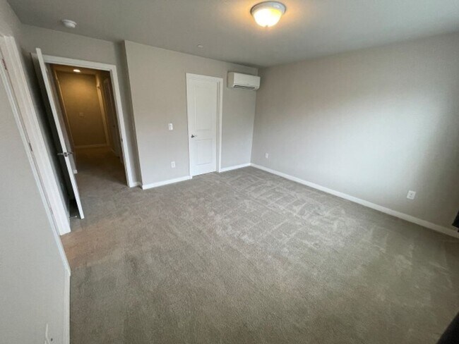Building Photo - 4bd/3.5ba Lynnwood Townhouse