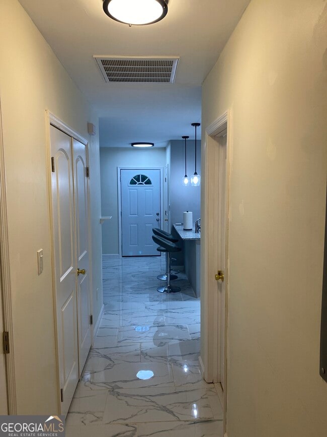 Building Photo - 825 S Forest Lake Dr