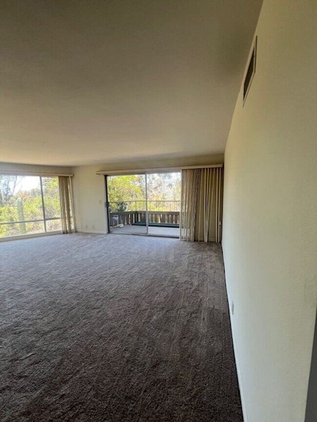 Building Photo - 3 Bedroom 2 Bath Condo in Beautiful La mes...