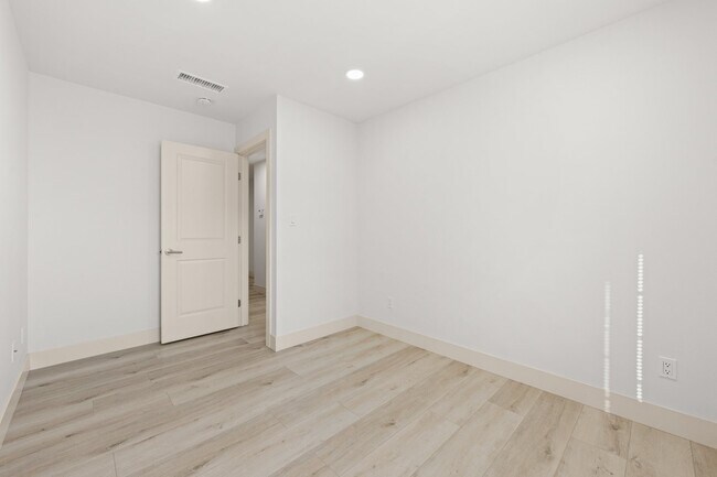 Building Photo - "Spacious 3-Bed Condo with 2 Baths in Citr...