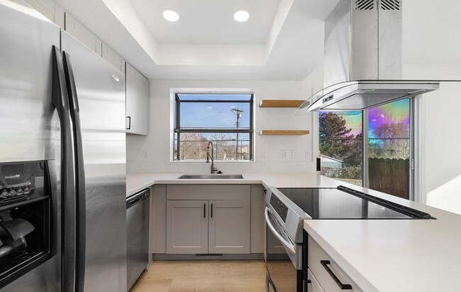Building Photo - 3 Bed/2.5 Bath House w/ Yard Close to UNR