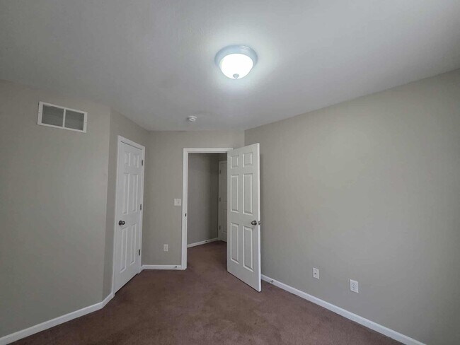 Building Photo - 936 W 8th St