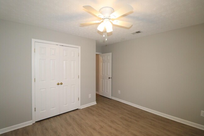 Building Photo - 215 Elkchester Cir