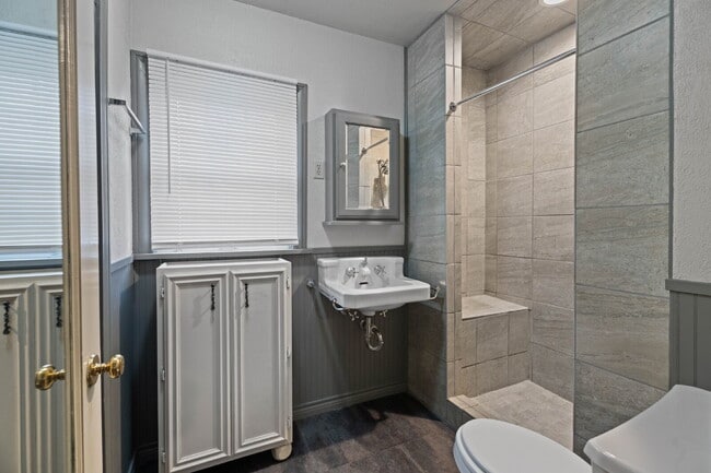 Building Photo - 5-Bedroom Home Available for Summer 2026 Pre-Lease!