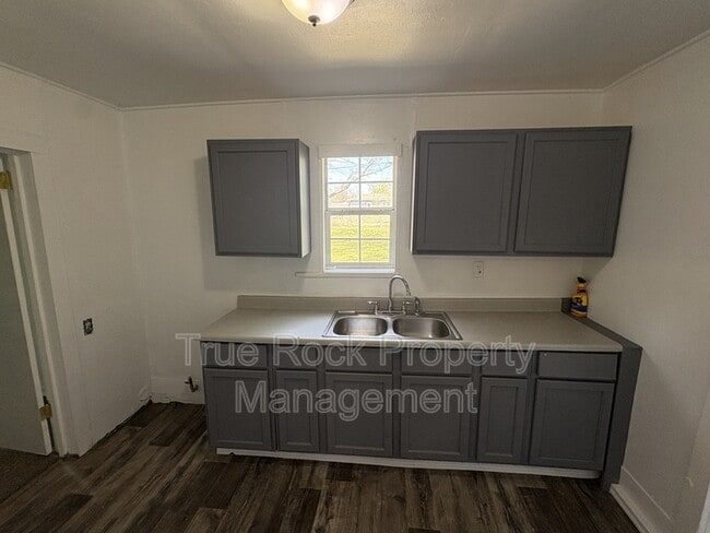 Building Photo - 730 W 8th St