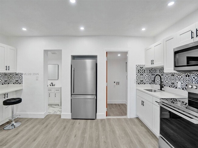 Building Photo - 905 SW 22nd Ave