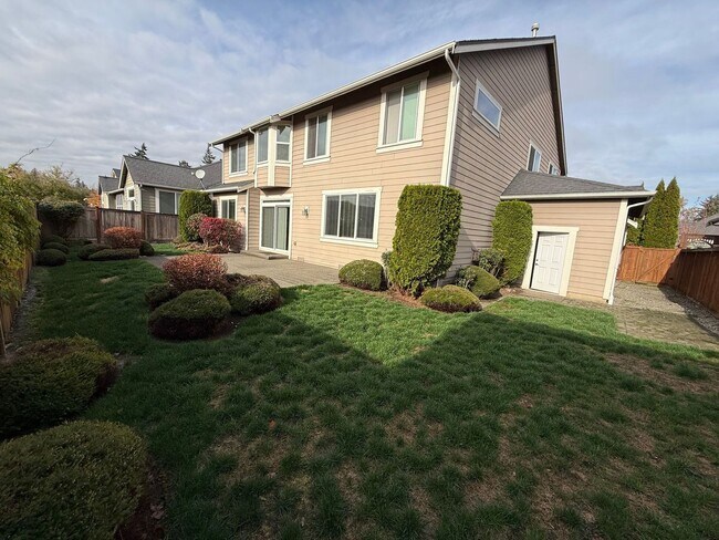 Building Photo - Stunning large 3 bedroom plus bonus rooms ...