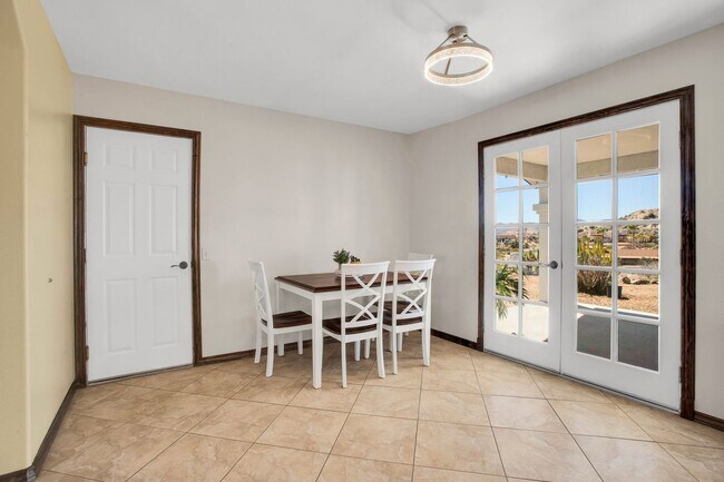 Building Photo - Western Hills Estate home/ 3 bedroom/ 2 ba...