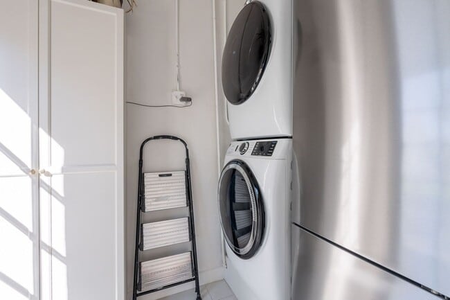 Building Photo - Rare 2 Bed 2 Bath Remolded Home in FQ Hist...