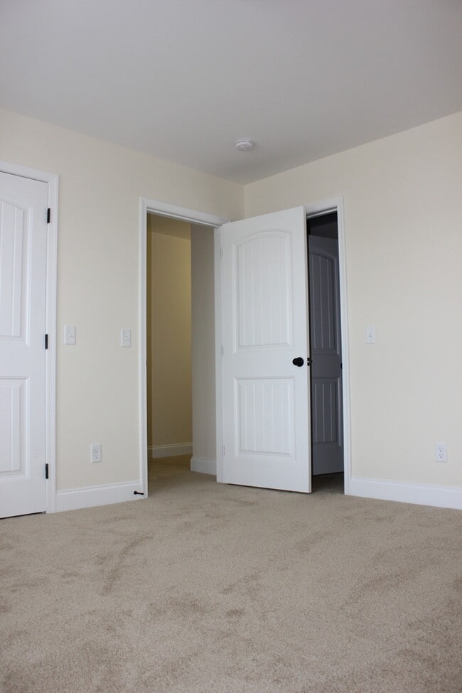 Building Photo - Duplex with Garage in Bridgewater