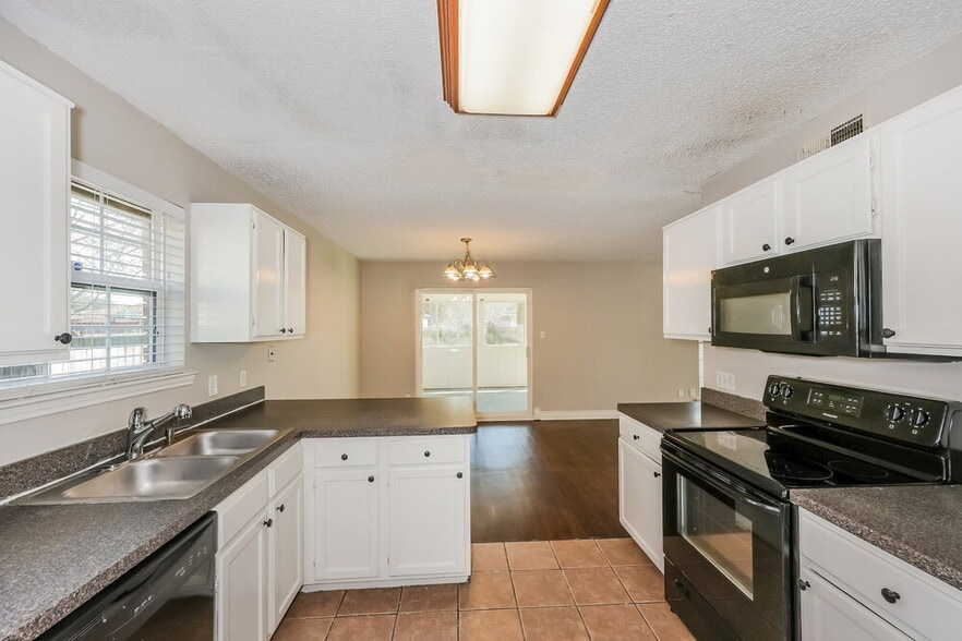 Building Photo - 1521 Lincolnshire Way