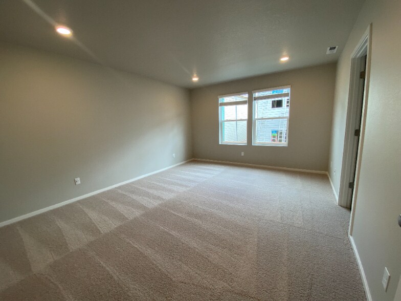 Building Photo - 3550 SW Snowberry Ave