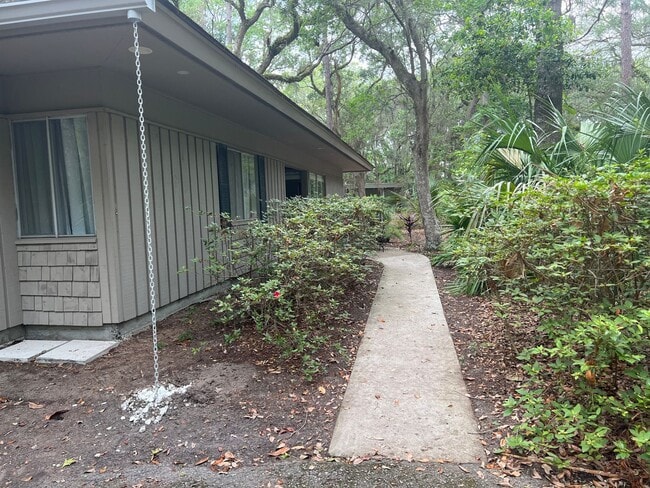 Building Photo - Walk to the beach from this 2BR FURNISHED ...