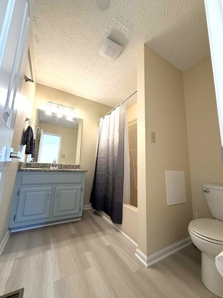 Master bathroom - 2721 Linden Ln