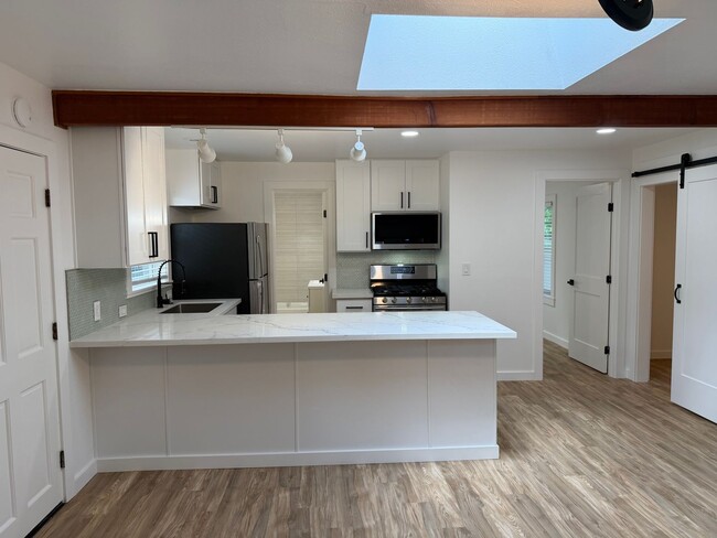 Building Photo - Luxury 2 bedroom 1 bath duplex in a great neighborhood!