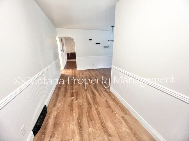 Building Photo - Large 2 bedroom house with an oversized ga...