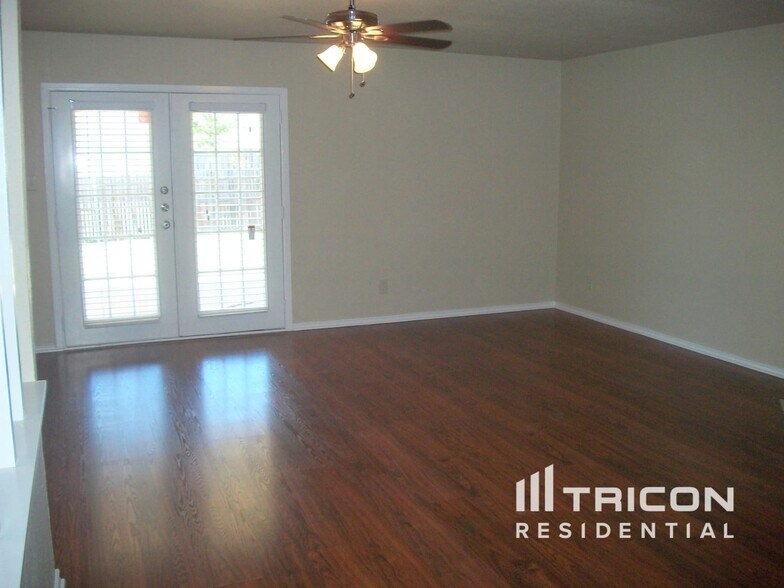 Building Photo - 9215 Sophora Dr