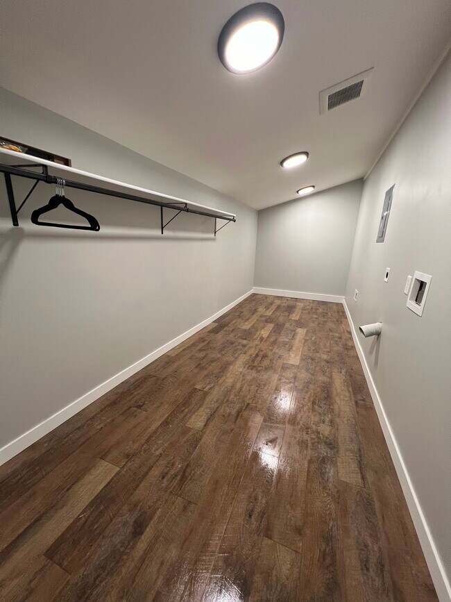 Building Photo - 418 W 18th St