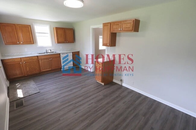 Building Photo - Three Bedroom House