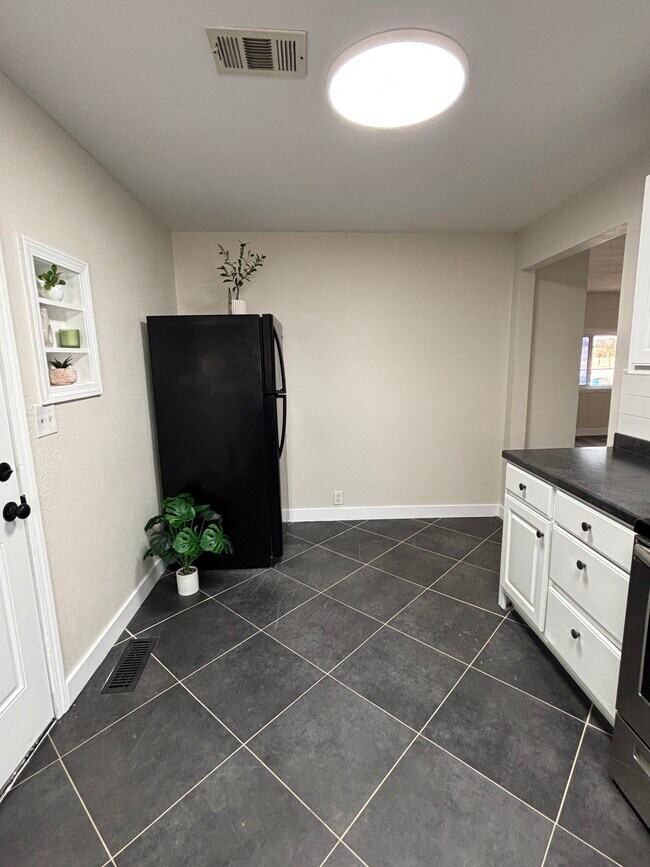 Building Photo - 1105 Reynolds Rd