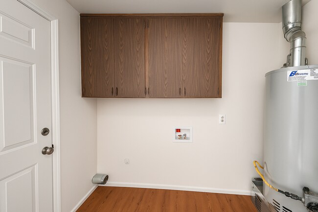 Building Photo - 2 bedroom 1 bath, pet-friendly, duplex uni...