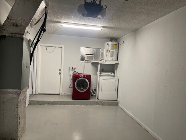 Building Photo - 2 BEDROOMS 1 BATHROOM IN AREA OF RIVERLAND