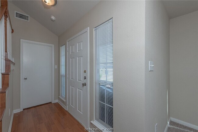 Building Photo - 2909 McLaren Dr