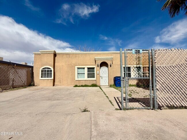 Building Photo - 601 Lomaland Dr