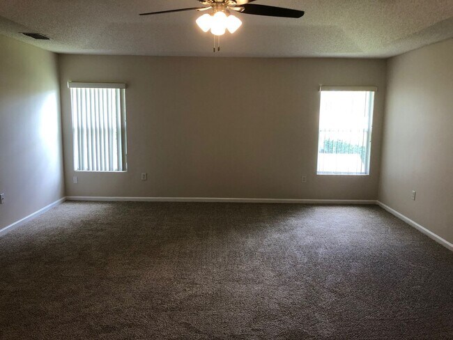 Building Photo - Large 5 Bedroom, 3 Bathroom Single Family Home