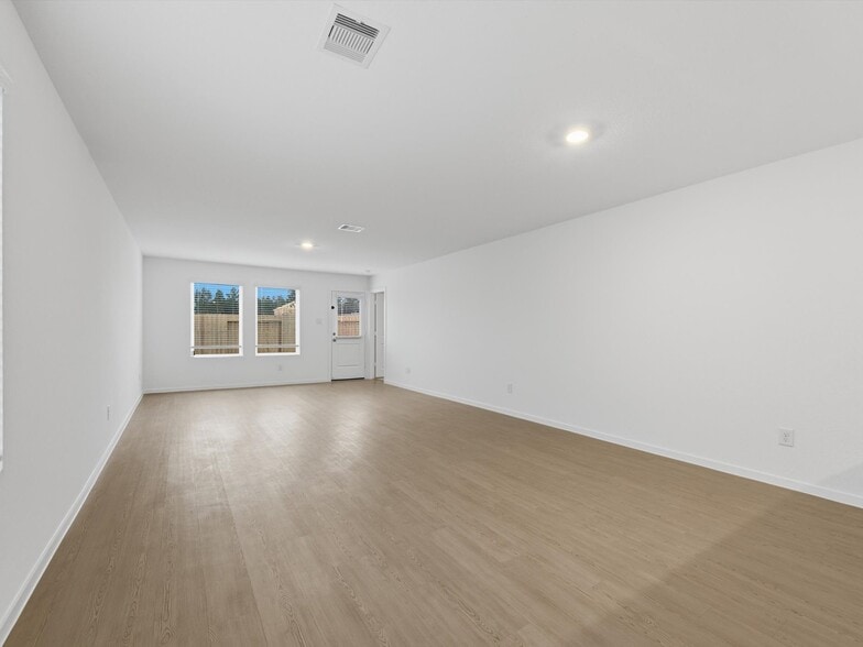 Living space with plenty of room for dining and living - great for entertaining! - 25409 Carnation Ct