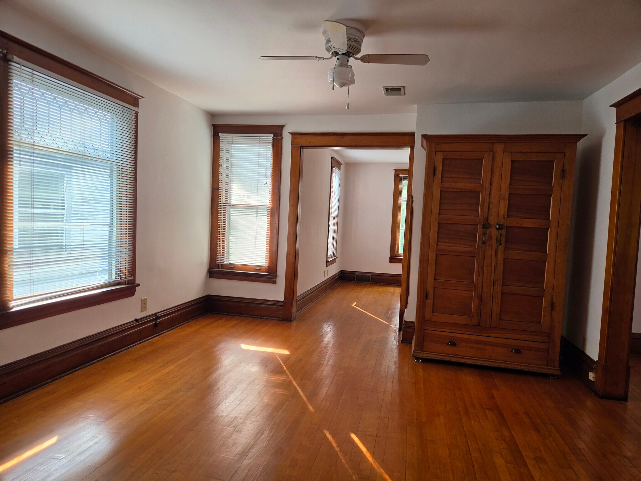 Room 2 - 505 8th Ave SE