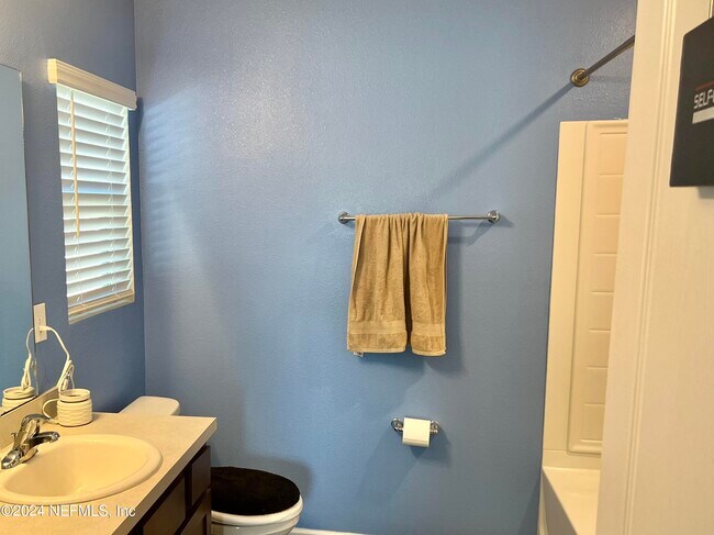 Building Photo - 2518 Beachview Dr
