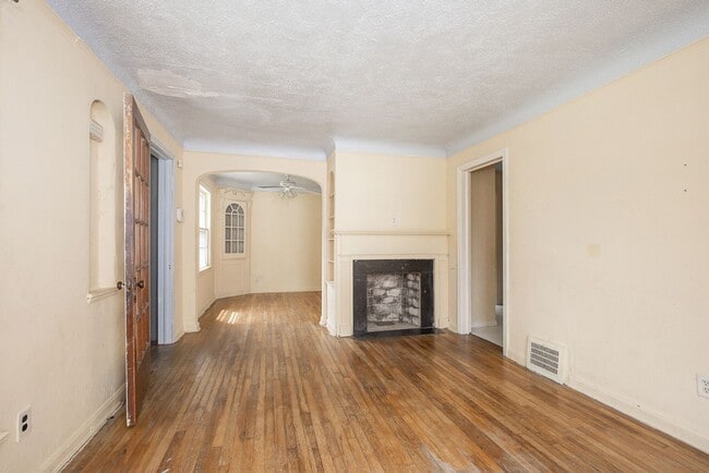 Building Photo - Convenient Showings — No Appointment Needed!
