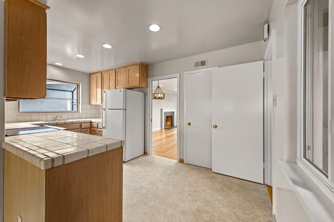 Building Photo - 526 Redwood Ave