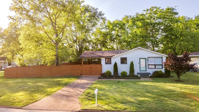 Building Photo - **ABSOLUTELY STUNNING TOP-TO-BOTTOM RENOVA...
