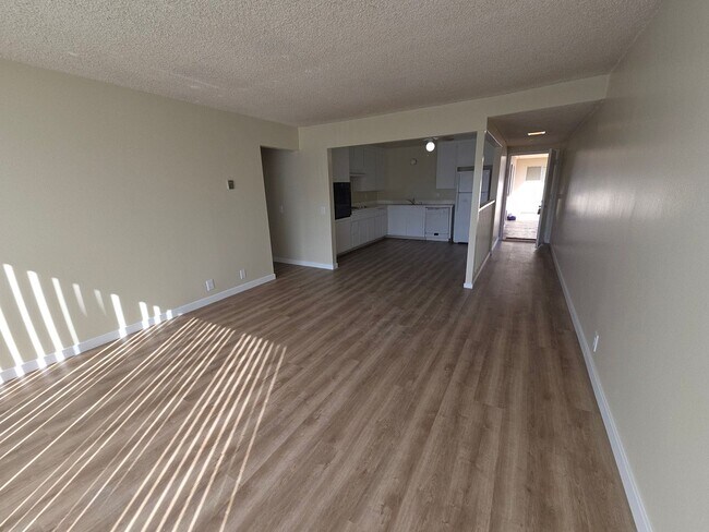 Building Photo - Mid Town Ventura 2 Bedroom 2 Bath Upstairs Corner Unit Apartment