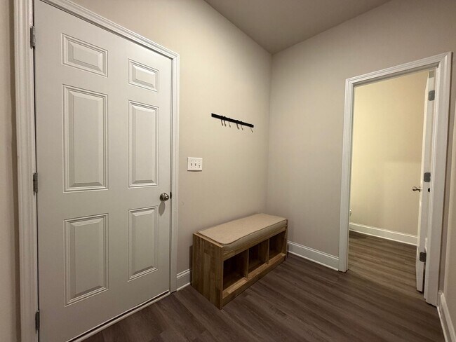 Building Photo - Spacious 4/2.5 House in Rydal- $2,995