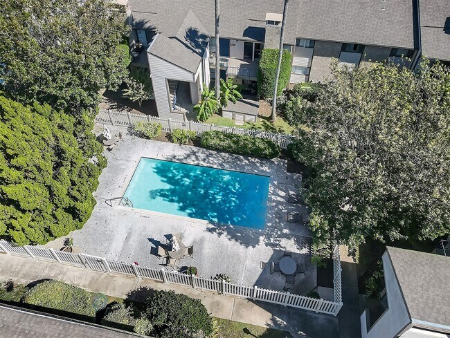 Building Photo - 7065 N Holiday Dr