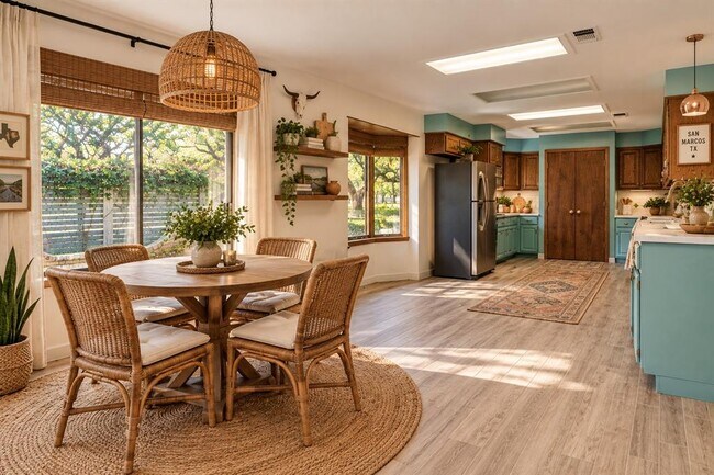 Building Photo - 904 Willow Creek Cir