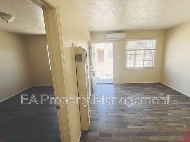 Building Photo - 525 Cedar St SE