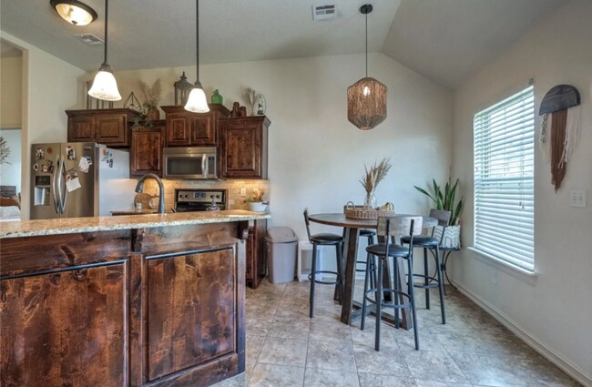Building Photo - Prime Location! 3 bed/ 2 bath! Coming Soon!