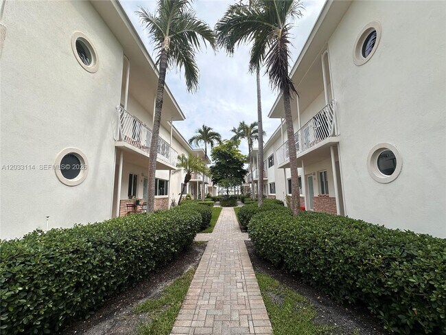 Building Photo - 1100 Venetian Way