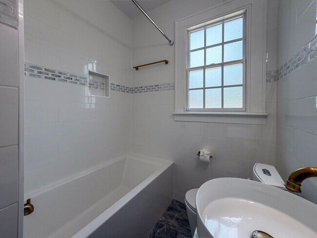 Building Photo - Luxury Historic Home Near UF | Fully Renovated 3BR/2BA with Private Yard & Premium Finishes