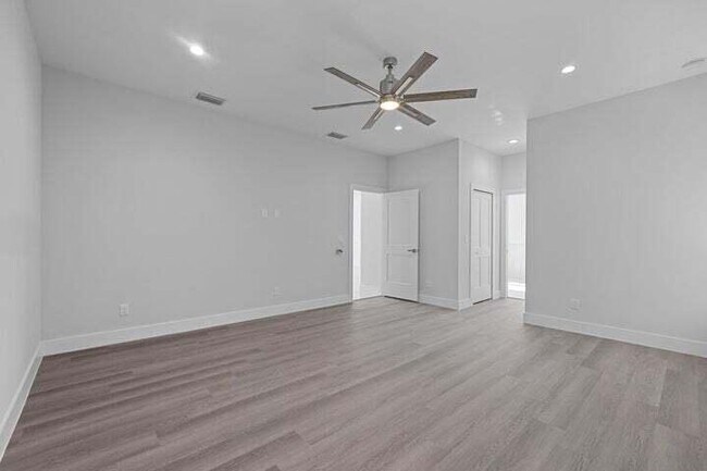 Building Photo - 419 SW Namoit Pl